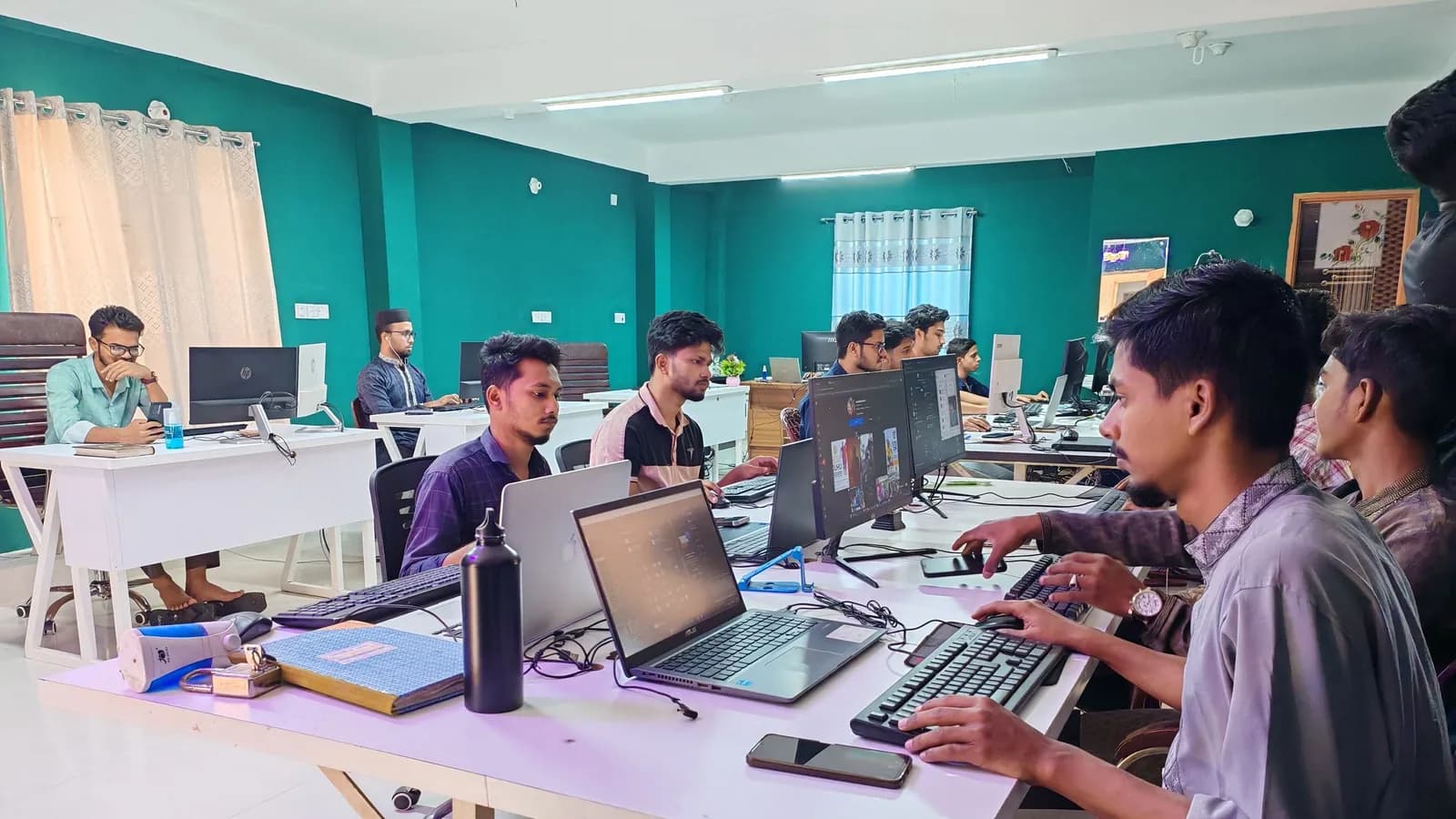 Đội kỹ thuật giám sát nhiều máy tính trong môi trường vận hành production