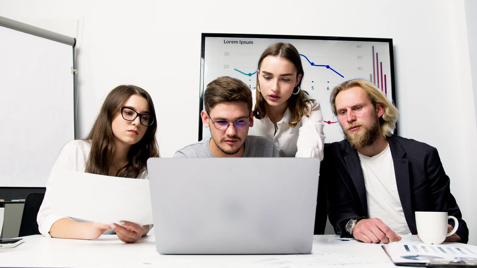 Nhóm chuyên gia Trustline cùng khách hàng rà soát tài liệu và hệ thống trên máy tính